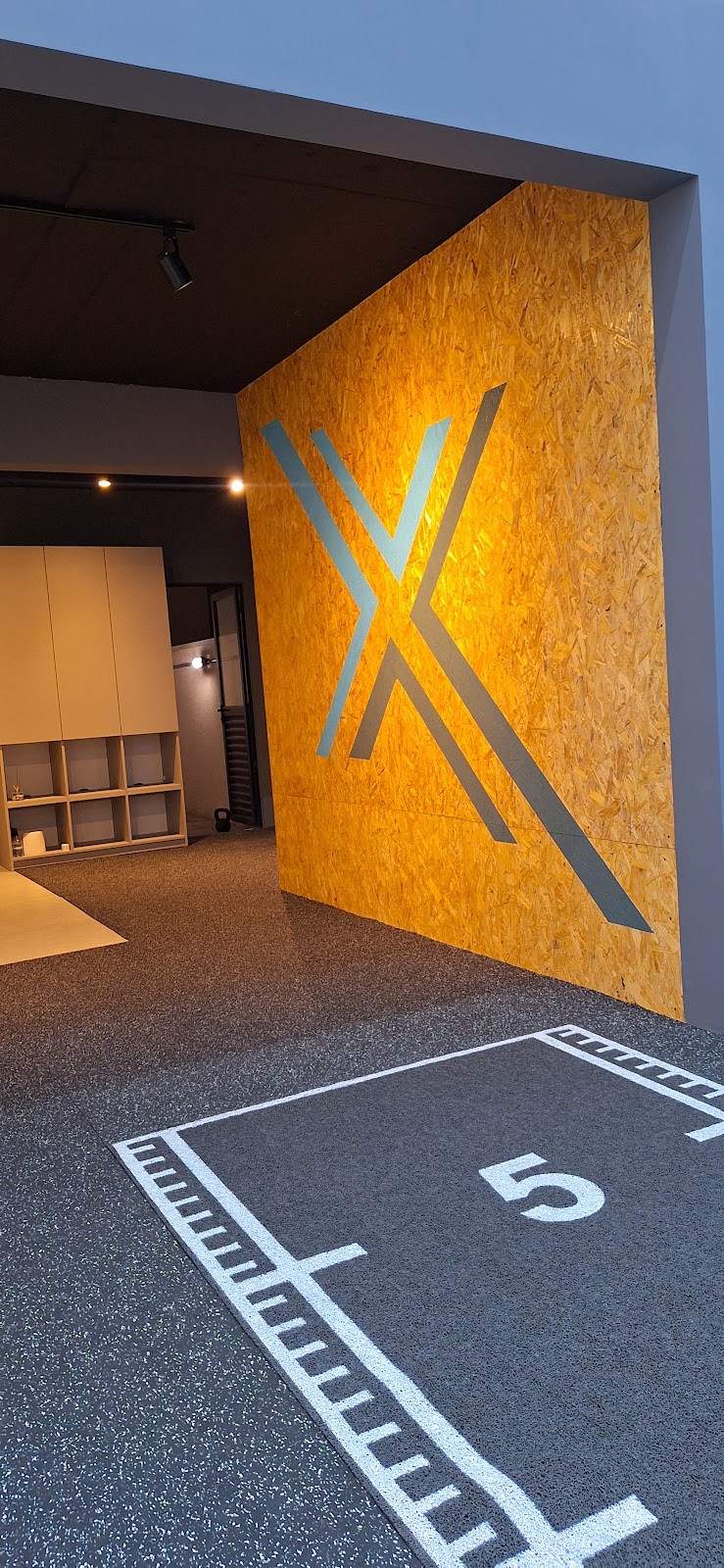 Parede com o logo do Max Studio na entrada do estúdio